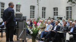Pfarrer Joachim Decker begrüßt die Symposiumsteilnehmer / © Beatrice Tomasetti (DR)
