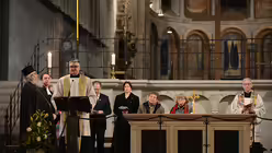 Pfarrer Jürgen Wenge, Generalvikar der Alt-Katholischen Kirche in Köln, fordert zum franziskanischen Friedensgebet auf. / © Tomasetti (DR)