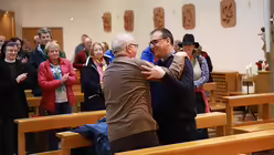 Pfarrer Mons. Marco Gandolfo bedankt sich bei Willibert / © Martin Biallas (DR)