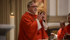 Pfarrer Monsignore Schumacher bei der Gabenbereitung / &copy; Beatrice Tomasetti (DR)