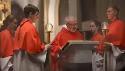 Pfarrer Raimund Blanke trägt das Evangelium vor / © Beatrice Tomasetti (DR)