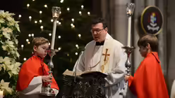 Pfarrer Ren&eacute; Fanta tr&auml;gt das Evangelium vor / &copy; Beatrice Tomasetti (DR)