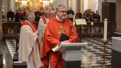 Pfarrer Schumacher bittet beim Bußakt alle diejenigen um Vergebung, die er im Verlauf seiner Amtszeit verletzt haben sollte. / © Beatrice Tomasetti (DR)