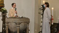 Pfarrer Süß hat Marc Isaak auf seinem Weg zum Sakrament der Taufe begleitet und ermutigt. / © Beatrice Tomasetti (DR)