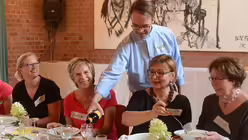 Pfarrer S&uuml;&szlig; &uuml;bernimmt die Gastgeberrolle und serviert den Wein / &copy; Beatrice Tomaetti (DR)