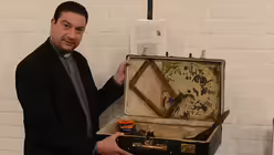 Pfarrer Temur J. Bagherzadeh hat mit der Kofferausstellung sich und die Gemeinde in einen Dialog miteinander gebracht.