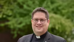 Pfarrer Tobias Hopmann freut sich auf das Gemeindeleben in Euskirchen. / © Beatrice Tomasetti (DR)