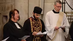 Diakonin Anne Geburtig, der armenische Pfarrer Vahridsch Baghdasaryan und Diakon Jens Freiwald, Vertreter des katholischen Stadtdekanates.  / &copy; Tomasetti (DR)