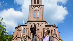 Die mit den Lamas betet - die Pfarrerin aus dem Saaland / &copy; Oliver Dietze (dpa)