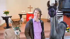 Pfarrerin Bauer sch&auml;tzt die sch&ouml;nen Augen von Lamas und Alpakas / &copy; Oliver Dietze (dpa)