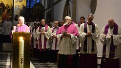 Pfarrverweser Alfons Adelkamp begrüßt die vielen Gläubigen zum Pontifikalamt mit Kardinal Woelki. / © Tomasetti (DR)