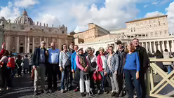 Pilger der DOMRADIO.DE-Fanreise auf dem Petersplatz / © Martin Biallas (DR)