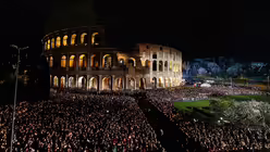 Pilger vor dem Kolosseum / © Paul Haring (KNA)