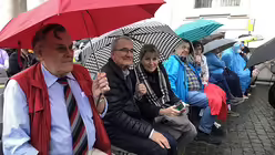 Pilgergruppe im Regen  (DR)