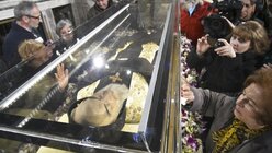 Gläubige am gläsernen Sarg mit dem weitgehend erhaltene Leichnam von Pater Pio.  (KNA)