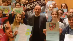 Pirmin Spiegel, Hauptgesch&auml;ftsf&uuml;hrer von MISEREOR, feiert gemeinsam mit den Sch&uuml;lern die Er&ouml;ffnung der diesj&auml;hrigen Fastenaktion. / &copy; Tomasetti (DR)