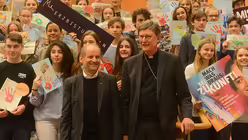 Pirmin Spiegel und Erzbischof Woelki posieren für ein gemeinsames Gruppenbild mit den Schülern im Foyer der Philharmonie. / © Tomasetti (DR)