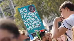 Plakat mit der Aufschrift: "Aus Fremden können Freunde werden" / © Dominik Becker (DR)