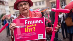 Plakat mit der Aufschrift "Frauen, worauf wartet ihr?" / &copy; Frank Rumpenhorst (dpa)