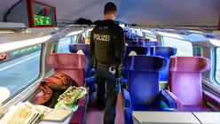 Grenzkontrollen im Zug  / © Oliver Dietze (dpa)