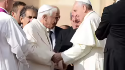 Papst Franziskus und Benedikt XVI. (KNA)