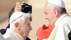 Papst Franziskus und Benedikt XVI. (KNA)