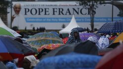 Gläubige im Regen bei der Messe mit Franziskus / © Dai Kurokawa (dpa)