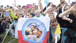 Gläubige jubeln dem Papst zu / © Servizio Fotografico Osservatore Romano (dpa)