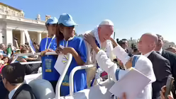 Franziskus am Samstag / © Osservatore Romano (dpa)