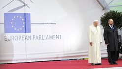 Parlamentspräsident Schulz begrüßte den Papst in Straßburg (dpa)