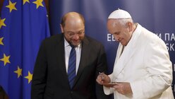 EU-Parlamentspräsident Martin Schulz und Papst Franziskus im Gespräch (dpa)