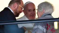 Alte Freunde bleiben Franziskus in Erinnerung. Bei Helma Schmidt aus Boppard am Rhein hatte Franziskus im Jahr 1985 zur Untermiete gewohnt. Auf dem Bild war sie 97 Jahre alt. Mittlerweile ist sie verstorben. (dpa)