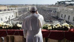 Papst Franziskus spendet den Segen "Urbi et Orbi" / © Osservatore Romano  (dpa)