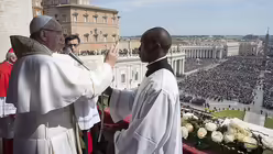 Franziskus spendet den Segen "Urbi et Orbi" / &copy; Osservatore Romano (dpa)