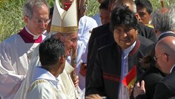 Franziskus mit Präsident Morales (dpa)