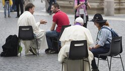 Zwei Stühle und ein offenes Ohr, damit hat sich Papst Franziskus auf den Petersplatz gesetzt und Jugendlichen die Beichte abgenommen / © Osservatore Romano Handout (dpa)
