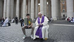 Der Papst nimmt diesem jungen Mann die Beichte ab  / © Osservatore Romano Handout (dpa)