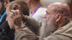 Ein schnelles Foto vom Papst  / © Giorgio Onorati (dpa)