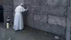 Der Papst an der Schwarzen Wand im KZ Auschwitz / © Osservatore Romano (dpa)