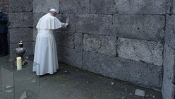 Der Papst an der Schwarzen Wand im KZ Auschwitz / © Osservatore Romano (dpa)