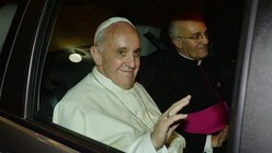 Papst Franziskus nach seiner Ankunft in Rio de Janeiro  (dpa)