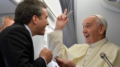 Papst Franziskus wird von Journalisten begleitet (dpa)
