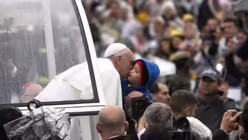 Papst Franziskus ganz nah bei den Menschen  (dpa)