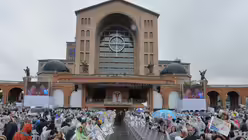 Pilger erwarten Papst Franziskus in Aparecida - trotz Regenwetter (dpa)