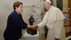 Präsidentin Rousseff begrüßt Papst Franziskus (dpa)