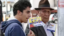 Menschen in Quito (dpa)