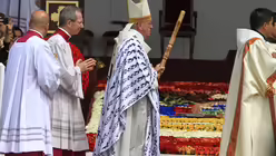 Papst Franziskus in Quito (dpa)