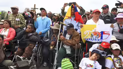 Menschen in Quito (dpa)