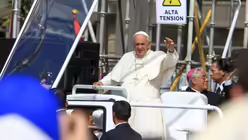 Papst Franziskus in Quito (dpa)