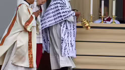 Papst Franziskus in Quito (dpa)